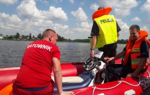 Policjanci wspólnie z ratownikiem WORP-u kontrolują jezioro