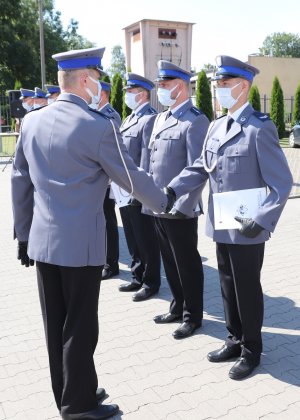 Komendant składa gratulacje awansowanym policjantom